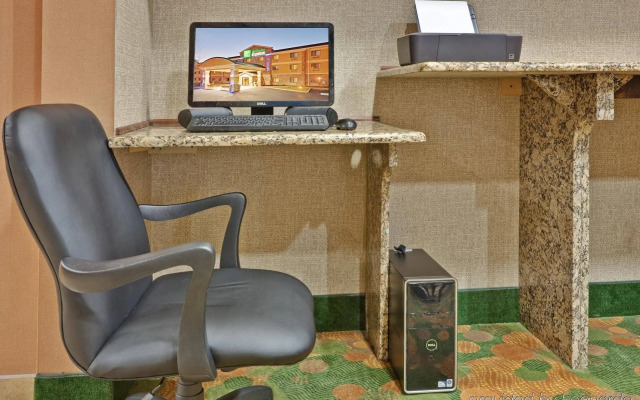 Holiday Inn Express WINFIELD