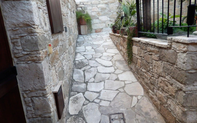 Nikis House