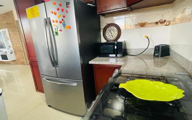 Condo 3 Bd Apt, Internet,2 Parqueo,lavadora,ac