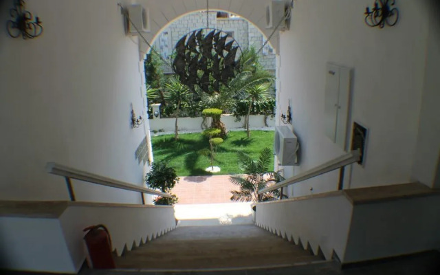 Lapis Port Surf Hotel