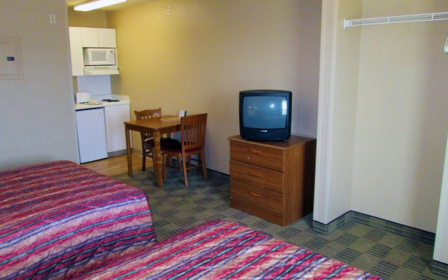 HomeTowne Studios by Red Roof Dallas - Mesquite