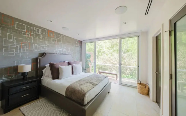 Zen Estate - Luxurious 5BR Beverly Hills Sanctuary With Pool & Canyon Views