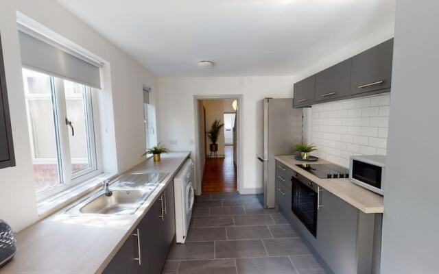 Stunning City Centre-uni Town House