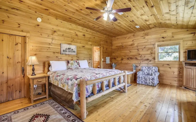 Mountain Serenity 2 Bedroom Cabin by RedAwning