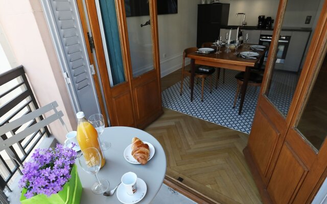 Annecy elegant downtown lakeview apartment