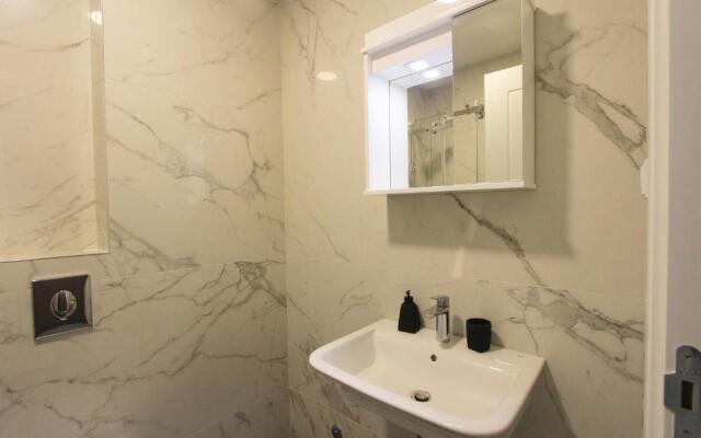 Minimalist stylish 1 BR apartment in Tre Group