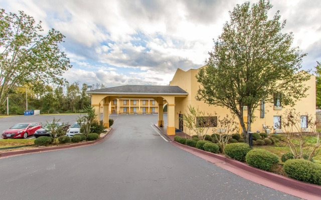 Econo Lodge Inn & Suites