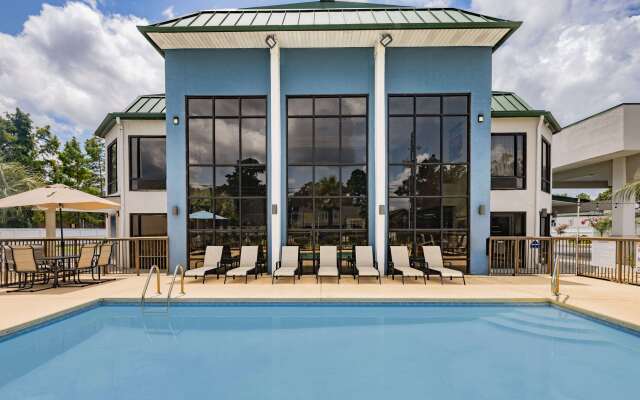Days Inn & Suites by Wyndham Savannah Midtown