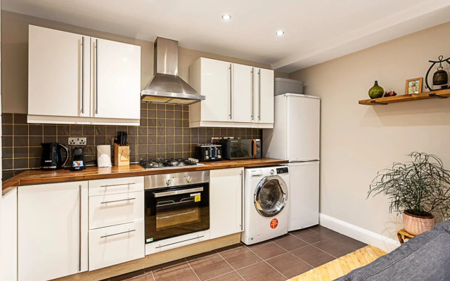 Cosy Garden Flat in Prestigious Residential Area