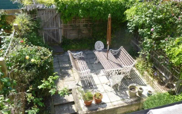 Veeve  Charming 3 Bedroom House Solna Avenue Putney