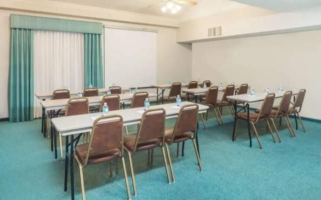 Motel 6 Hazelwood, MO