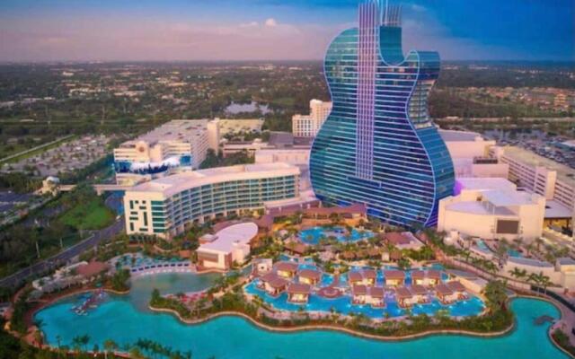 **Modern 3Bedroom W/ Stunning Backyard Area**