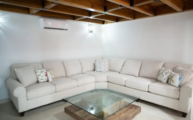 Newly Remodeled Townhouse w Private Pool Sc40