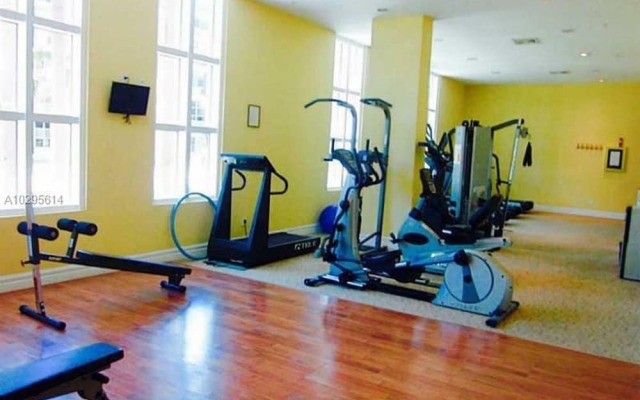 Stylish Modern 2bd 2bth Apt Near the Beach