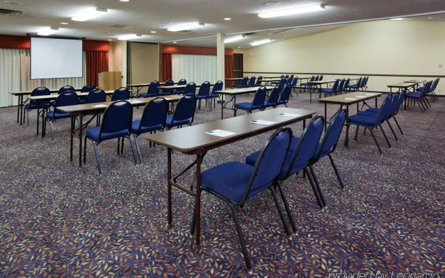 Country Inn & Suites by Radisson, Coon Rapids, MN