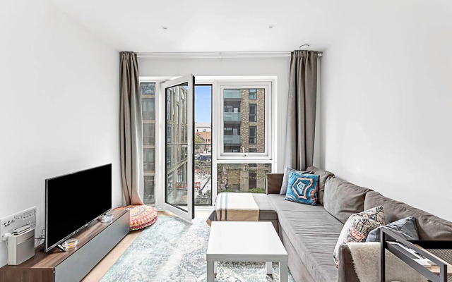 Stylish Flat In Battersea Reach