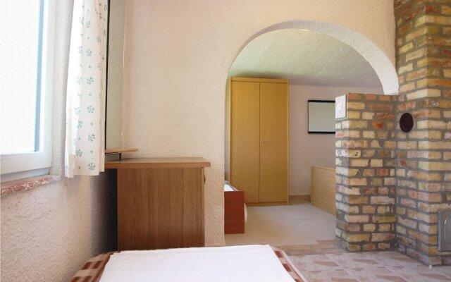 Nice Home in Liznjan With Wifi and 2 Bedrooms