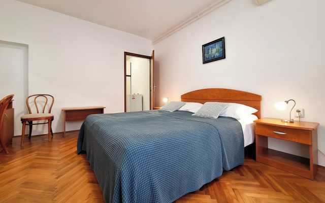 Apartment and Rooms Katunar