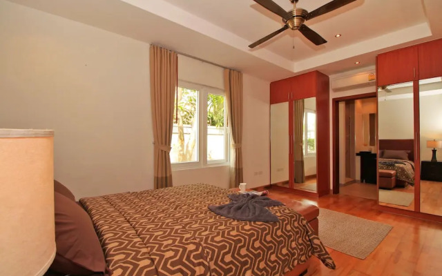 Pattaya Sunset Villa 4 Bedroom Sleeps 8