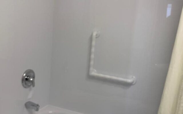 The Lionstone Inn Motel and Cottages