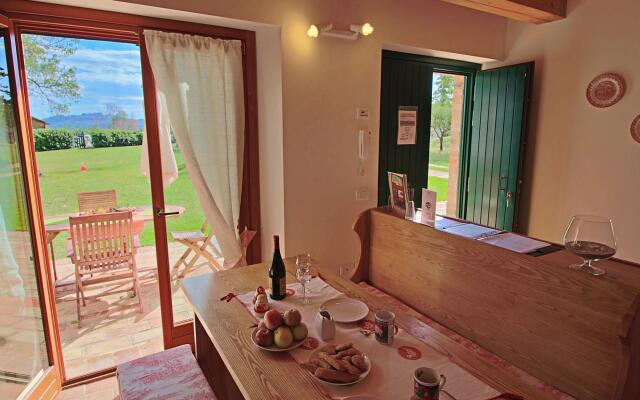 Farmhouse With Swimming Pool in Montelabbate