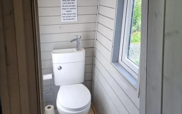 Glamping Hut - Sleeps 2, hot tub & Parking