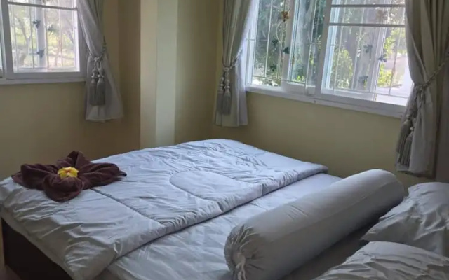Charming 3-bedroom House With Pool Near Lat Krabang Airport