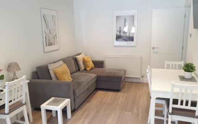 Large modern self contained apartment in Lymington