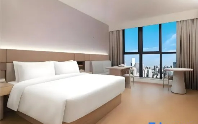 Chongqing Jinliang Hotel (Jiangjin Commercial Pedestrian Street The Bus Terminal Area)