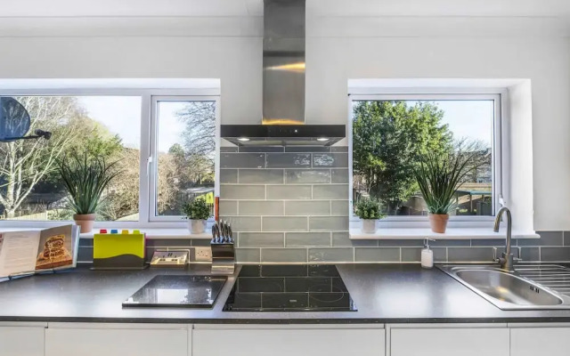 Elegant 4BR House Near City Centre Angus Suites