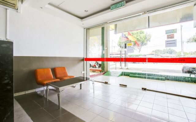 OYO 89615 T Family Hotel