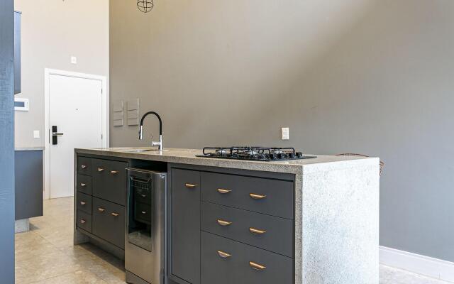 Apto moderno a 300m da praia Jurerê ELU313