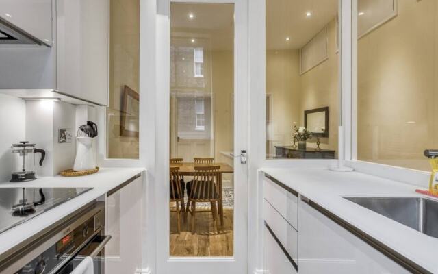 Spacious 2bed/2bath Apt, 5mins to Victoria St