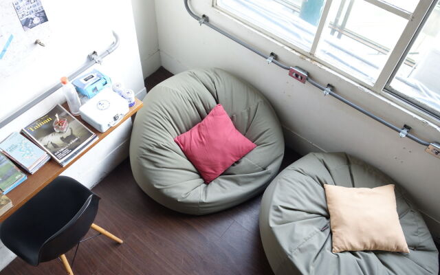 Oldmancaptain Hostel