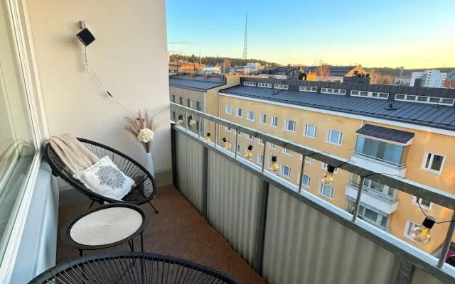 Central Studio Apartment with Balcony