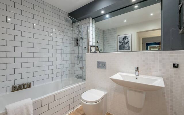 Ultra Stylish 2 Bed/2 Bath with Balcony & Parking