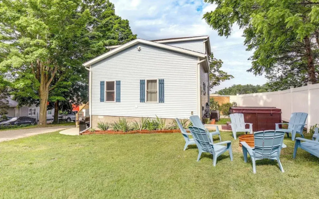 Near Saugatuck Dunes: Pet-friendly Fennville Home!