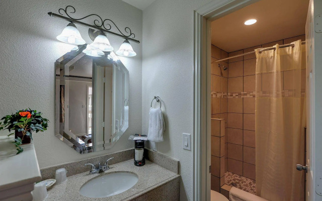 Romantic Inn & Suites