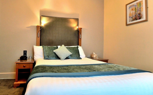 Queens Court Hotel