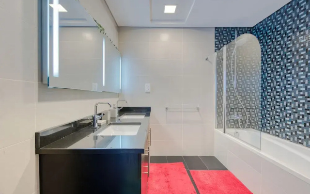 Cayan Tower by Raine & Horne Holiday Homes