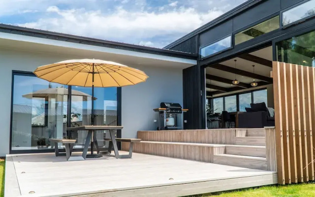 Farrant Drive - Sleeps 8 - Lake & Mountain Views - Modern & Stylish