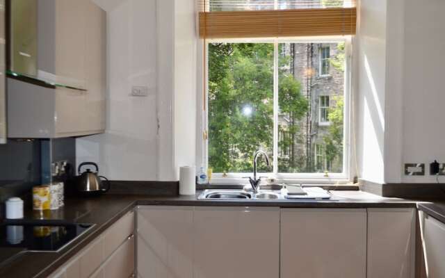 Traditional 2 Bedroom Edinburgh Apartment