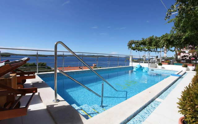 J & B Holiday House