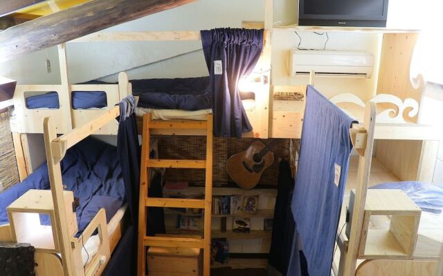 Cafe Bar & Hostel Go Me