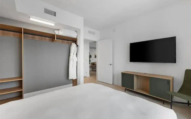 Luxury 2br-2bth Balcony Pool