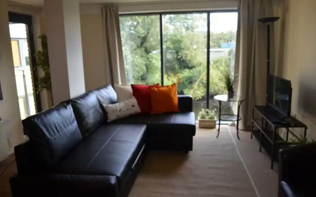MetroStays - Riverside Apartment