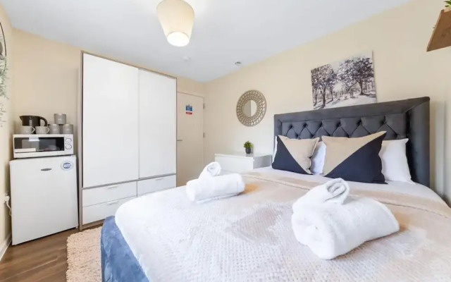 Stunning Double Bed Room In Isleworth TW7