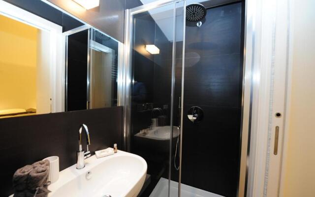 Fotofever Apt, two bedrooms with air conditioned in elegant shopping area, close to Vatican City