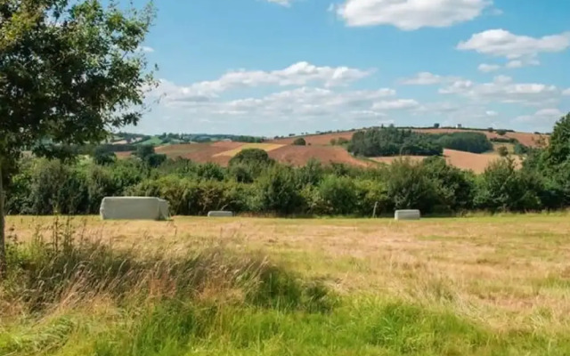 Vintage Holiday Home in Worcestershire With Jacuzzi