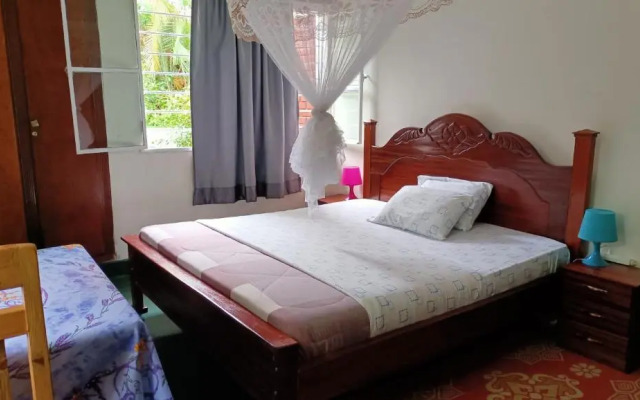Colibri Taverne & Guest House